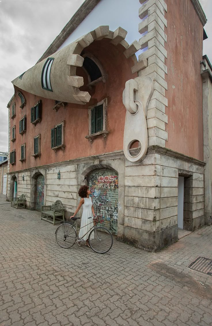 Hausfassade mit überraschender, aufgebrochener Öffnung